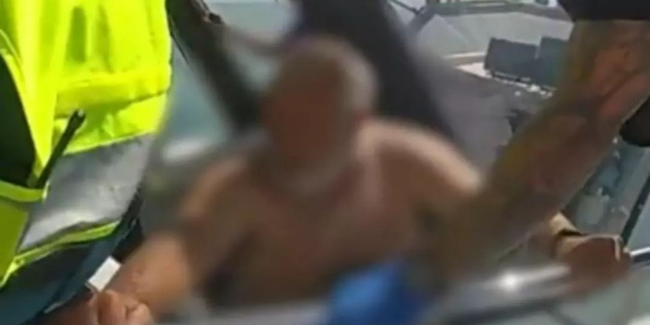 Köpek balıkları saldırdı. Deniz kırmızı renge büründü