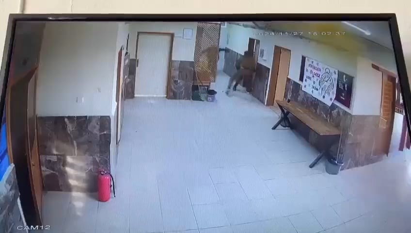 Tartıştığı 2 öğretmeni ağabeyi dövünce kadın öğretmen açığa alındı