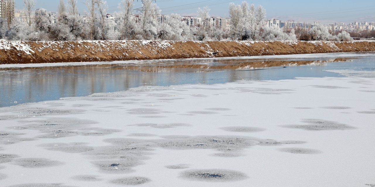 Türkiye'nin en uzun nehrini buz tuttu