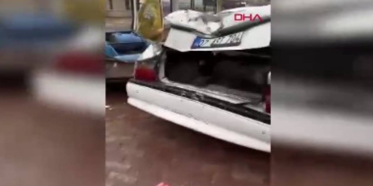 Freni boşalan kamyon park halindeki araçlara çarptı