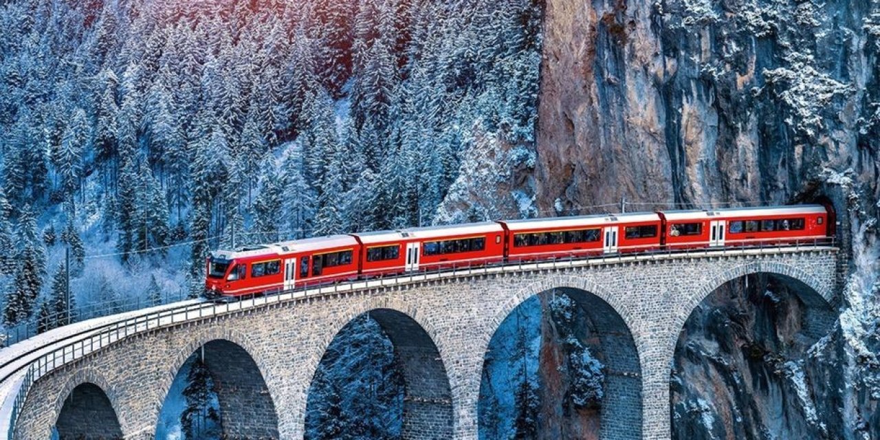 Dünyanın en dik tren yolundan geçen tren yürekleri ağıza getiriyor