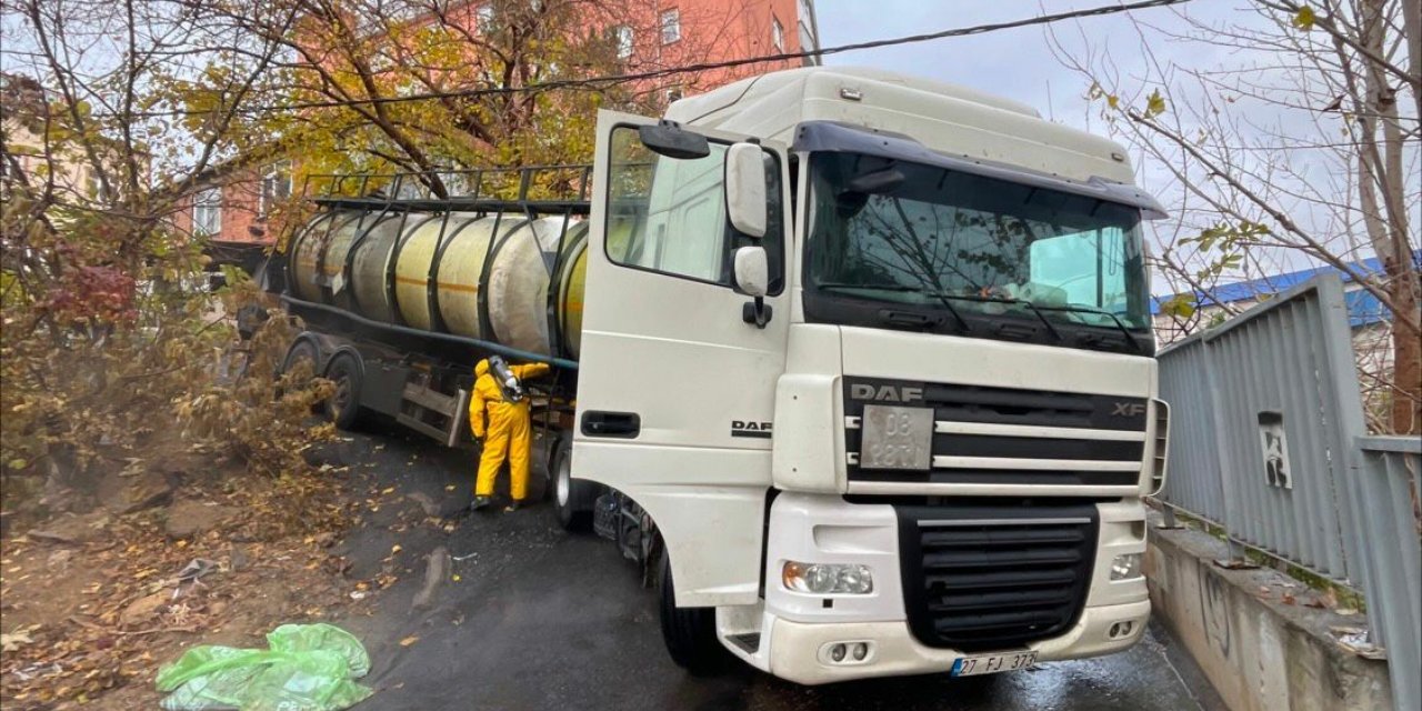 Kimyasal madde yüklü tır devrildi