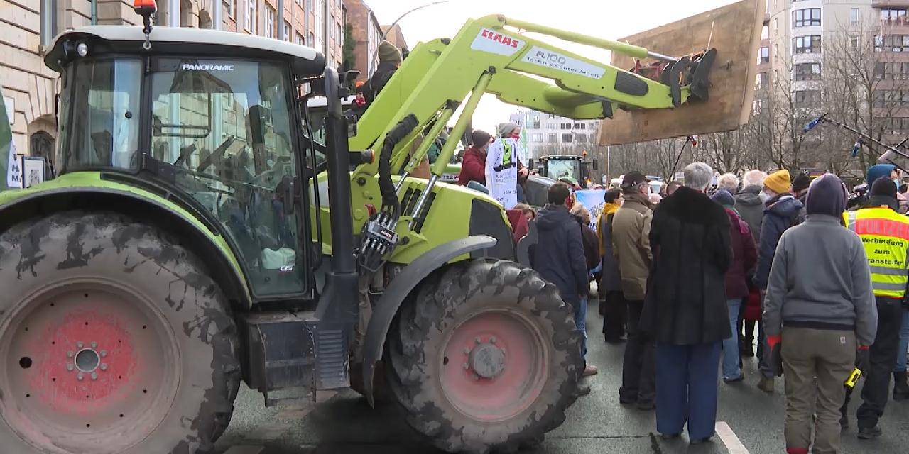 Belçika'da ortak pazara karşı olan çiftçiler yolları kapattı
