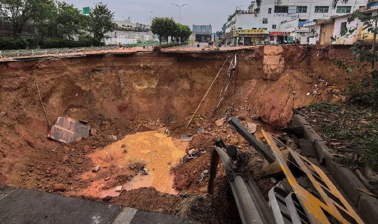 Çin'de demir yolu inşaatı çöktü: 13 işçi kayıp