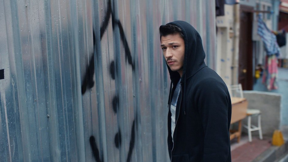 Çukur'un yıldızına gelen tecavüz mesajı çileden çıkardı!