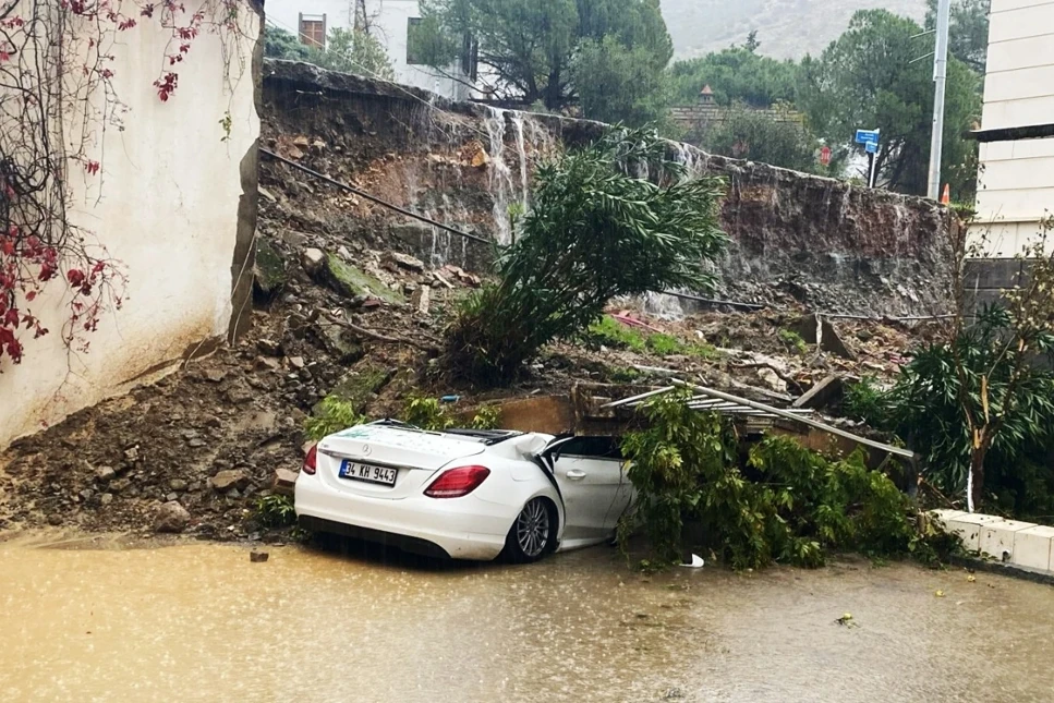 Bodrum'da istinat duvarı otomobilin üzerine çöktü