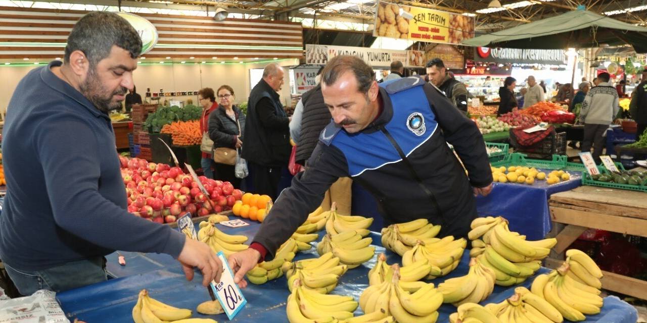 İzmir'de zabıtalar pazar yerlerini denetledi
