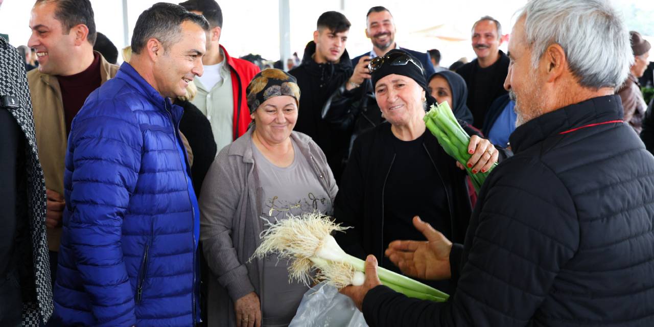 Belediye Başkanı Cuma Pazarı’nı ziyaret etti. Vatandaşlarla bir araya geldi