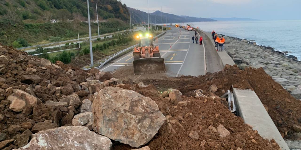 Karadeniz Sahil Yolu ulaşıma kapandı