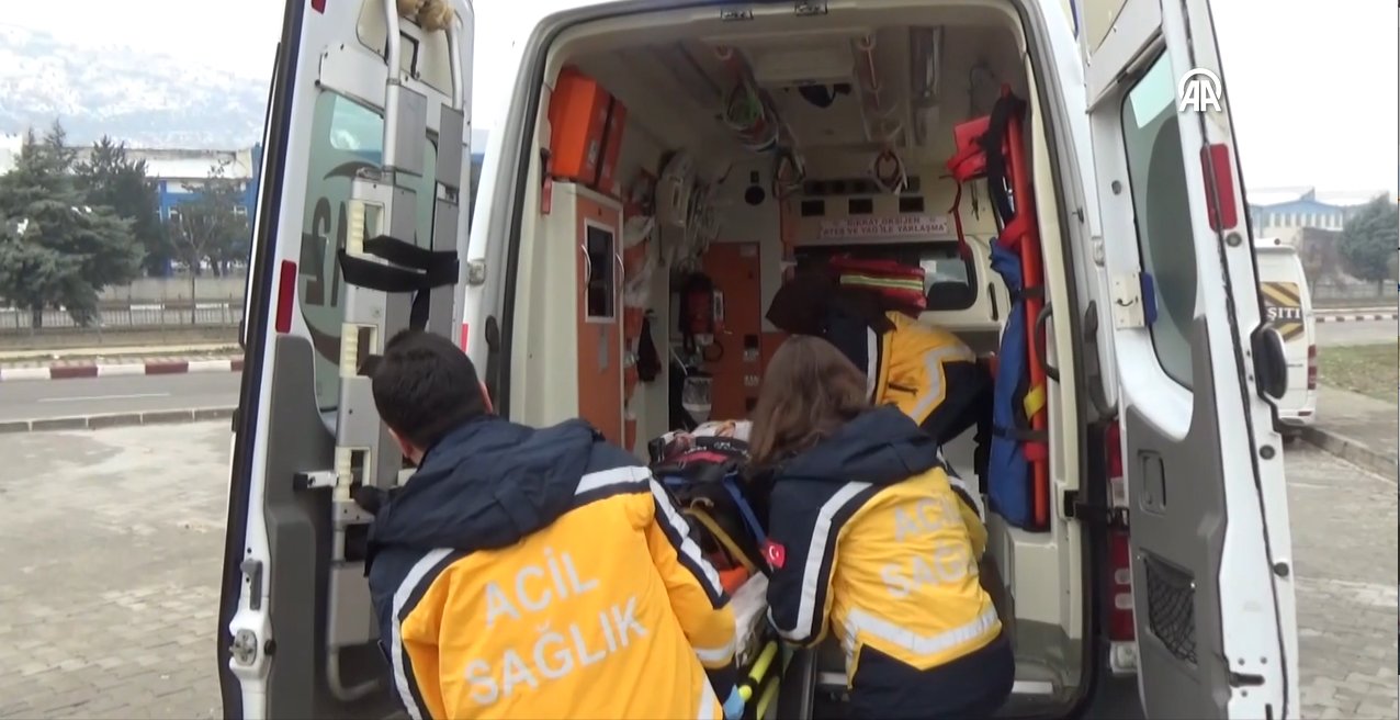 Sağlık çalışanı çift aynı ambulansta hastaların imdadına yetişiyor
