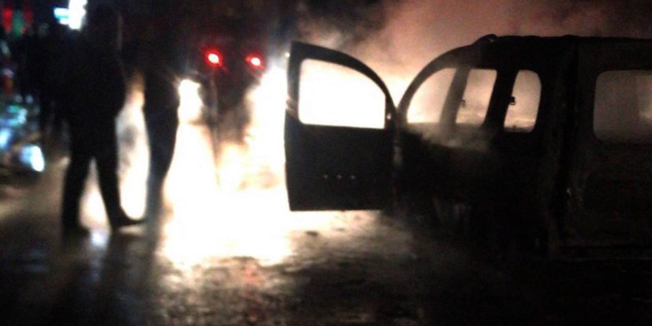 Avcılar'da hafif ticari aracın alev alev yandığı anlar kamerada