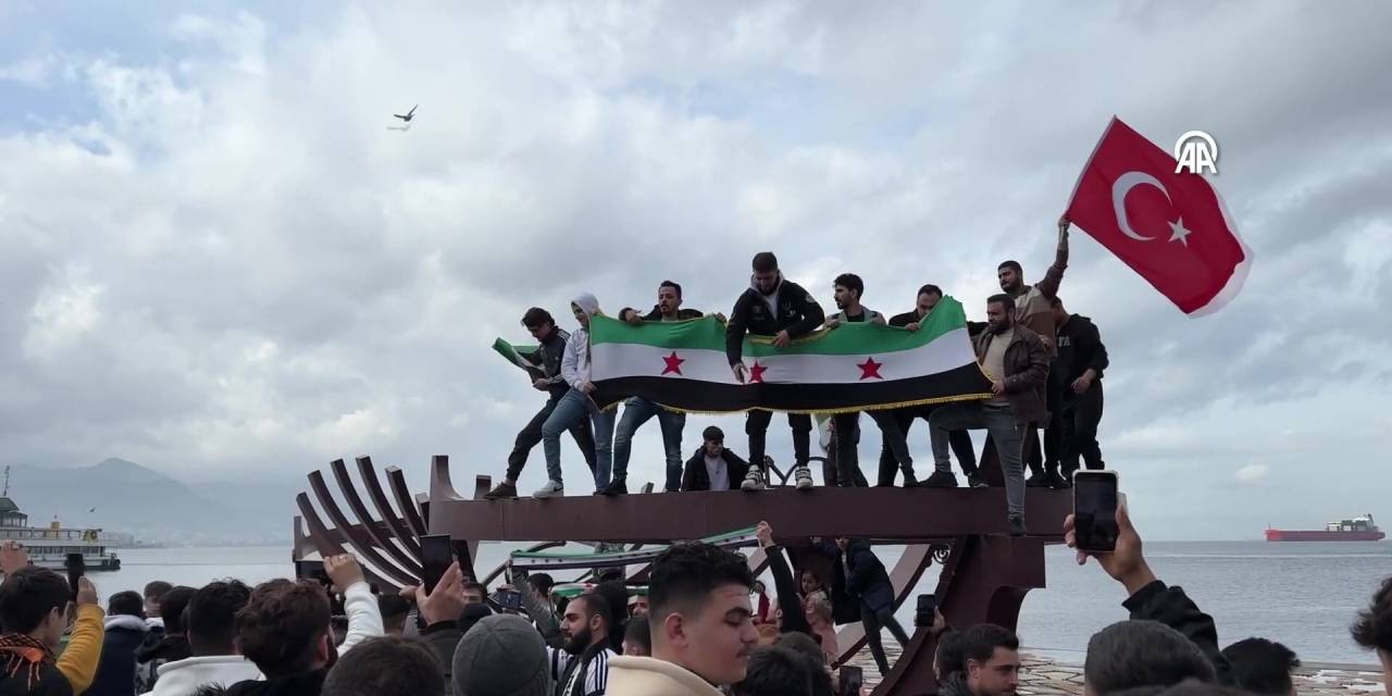 İzmir'de Suriyeliler Esad'ın devrilmesini kutladı
