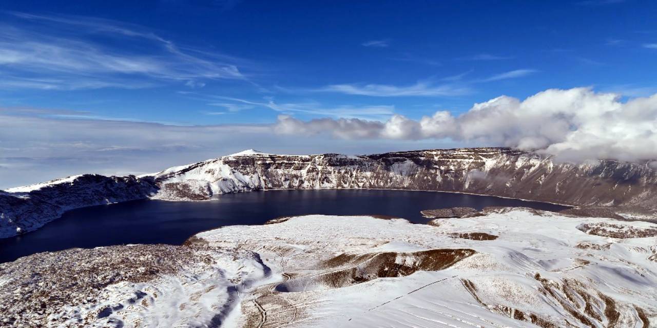 Nemrut Krater Gölü'nde kış güzelliği