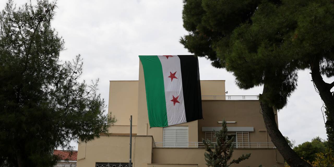 Atina'daki Suriye Büyükelçiliğine muhaliflerin bayrağı asıldı