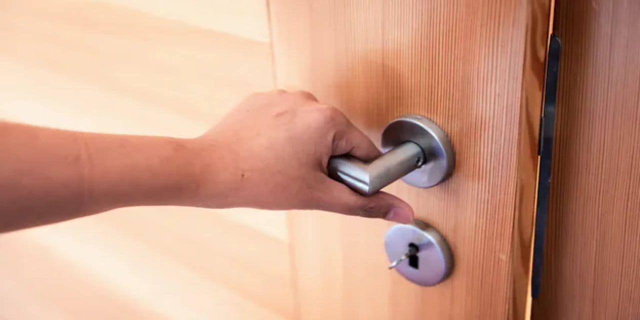 Geceleri daima yatak odanızın kapısını kapatın. Nedeni çok önemli