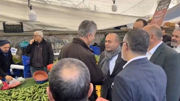 CHP'li Karabat pazarda vatandaşın derdini dinledi: Vatandaş mahvolmuş anası ağlamış