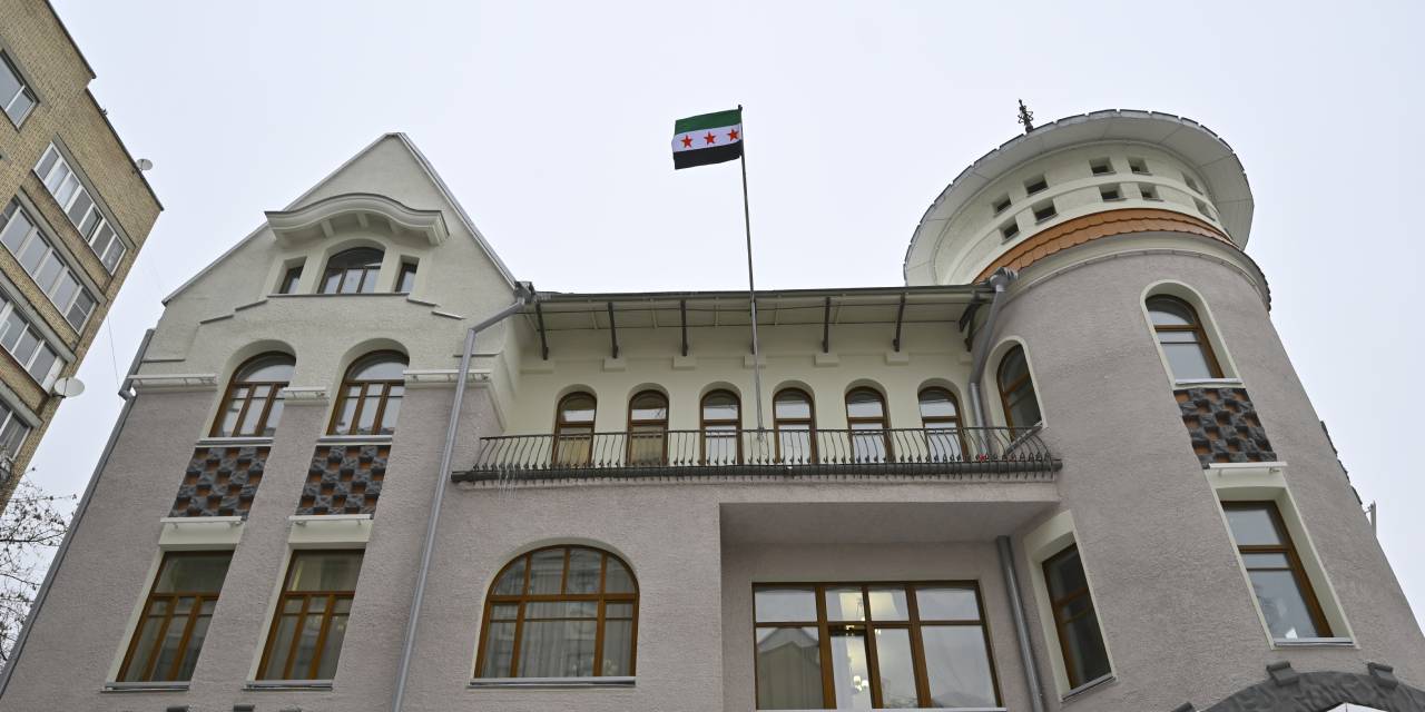 Suriye'nin Moskova Başkonsolosluğuna "devrim bayrağı" asıldı