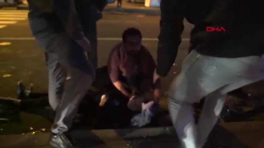 Okul servis minibüsü ile hafif ticari araç çarpıştı: 9 yaralı