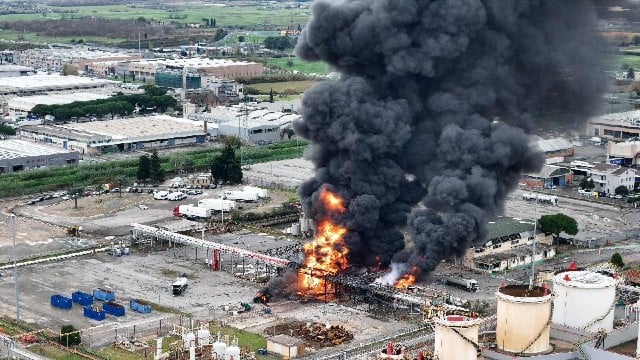 İtalya'da petrol rafinerisinde patlama: 2 ölü