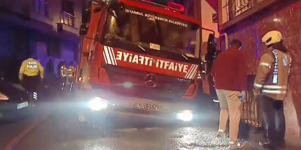 Yangına müdahale eden itfaiye aracı çöken asfalta düştü