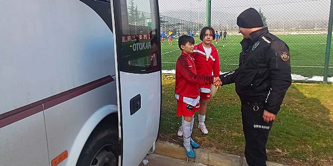 Final öncesi lastikleri patladı. Polisin müdahalesi maçı kurtardı