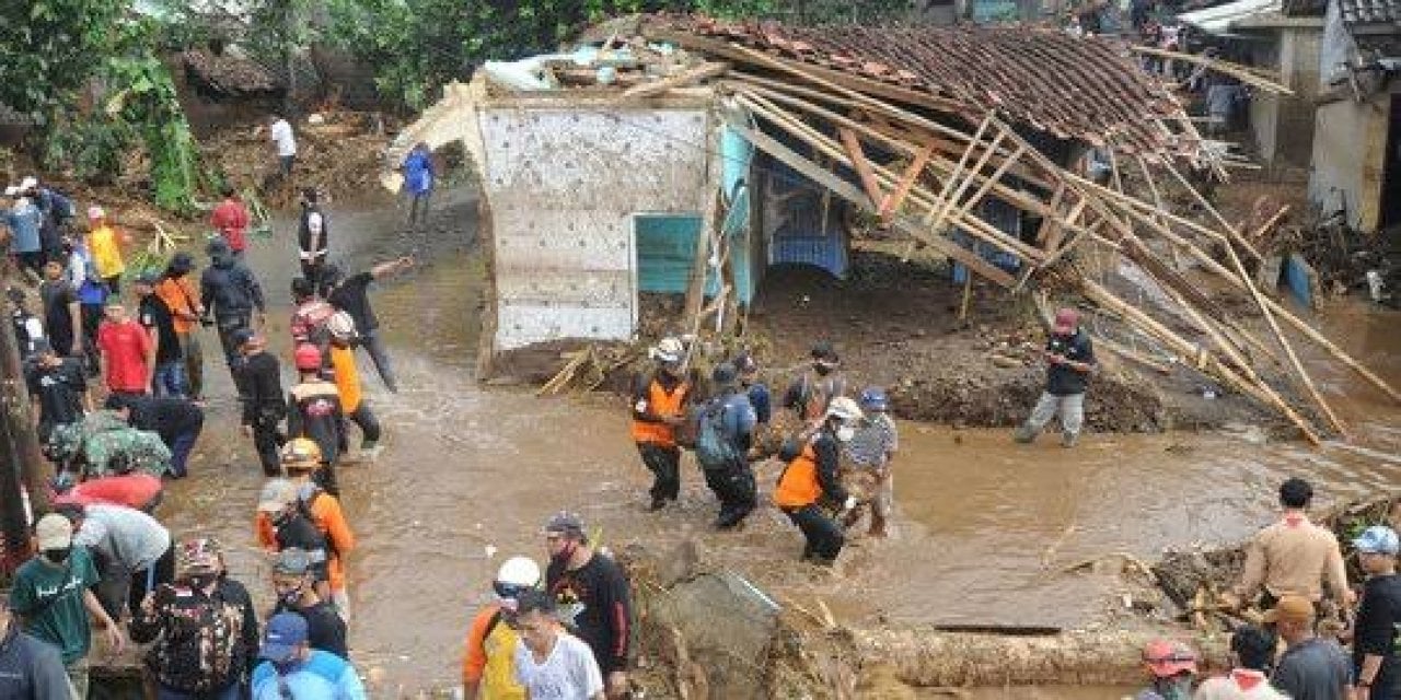 Endonezya'yı sel ve heyelan vurdu. Onlarca ölü var