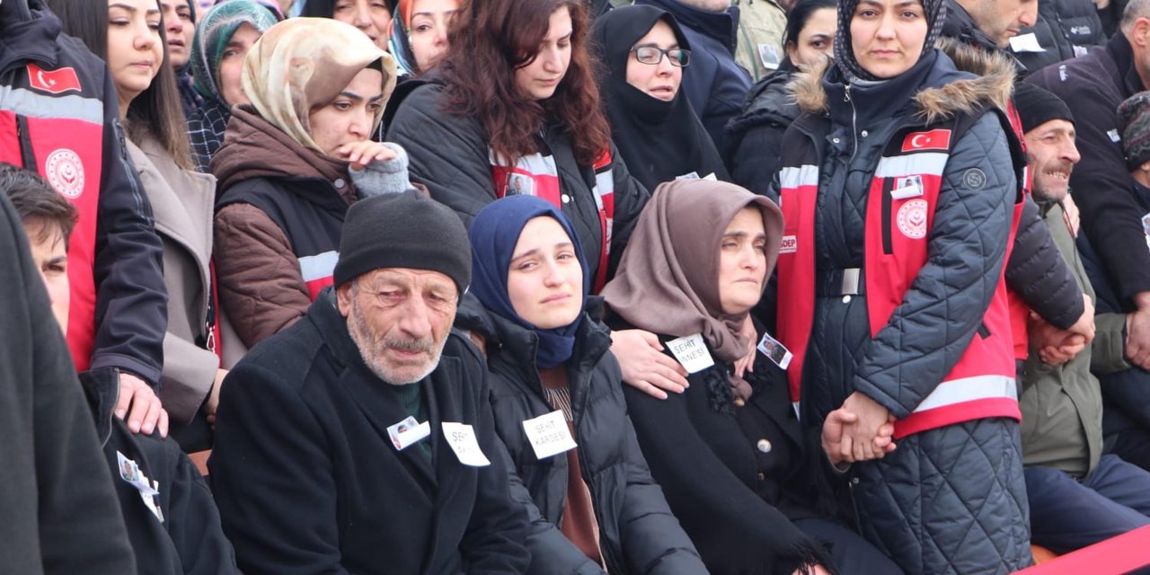 Şehit cenazesinde yürek yakan anlar. Babası bağırdı "Susun, Taha uyuyor"