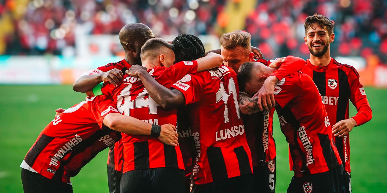 Selçuk İnan ve öğrencileri evinde bambaşka