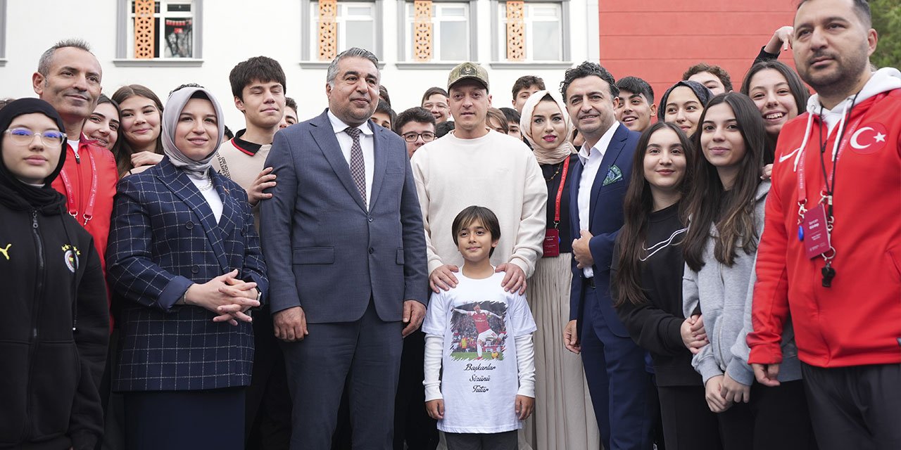 Mesut Özil başkanın teklifini kırmadı. Herkese sürpriz yaptı