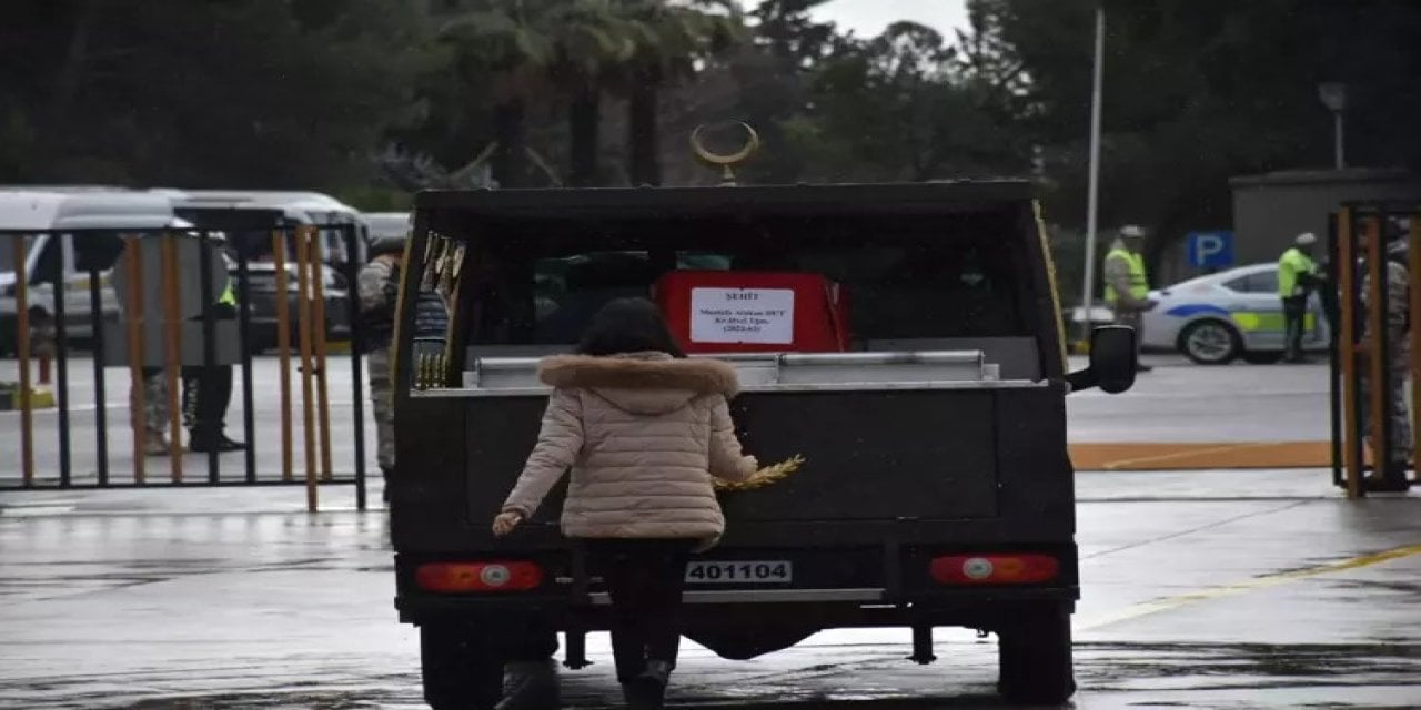 Şehit kardeş acısı. Cenaze aracının peşinden koştu