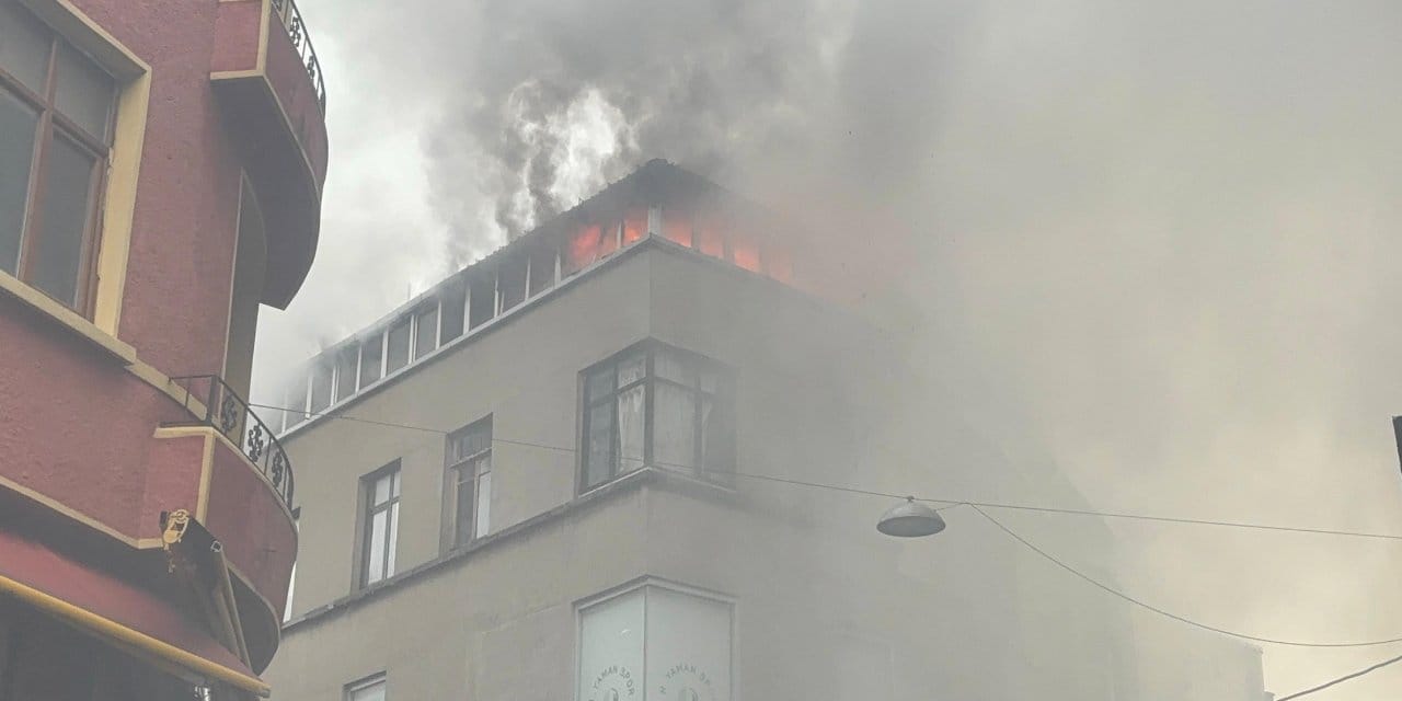 Fatih’te ulaşımı felç eden yangın söndürüldü