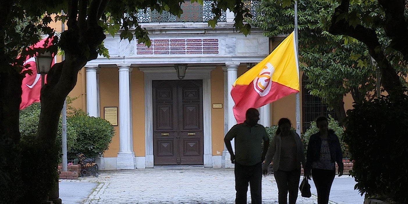 Fenerbahçe montu Galatasaray Lisesi'ni karıştırdı