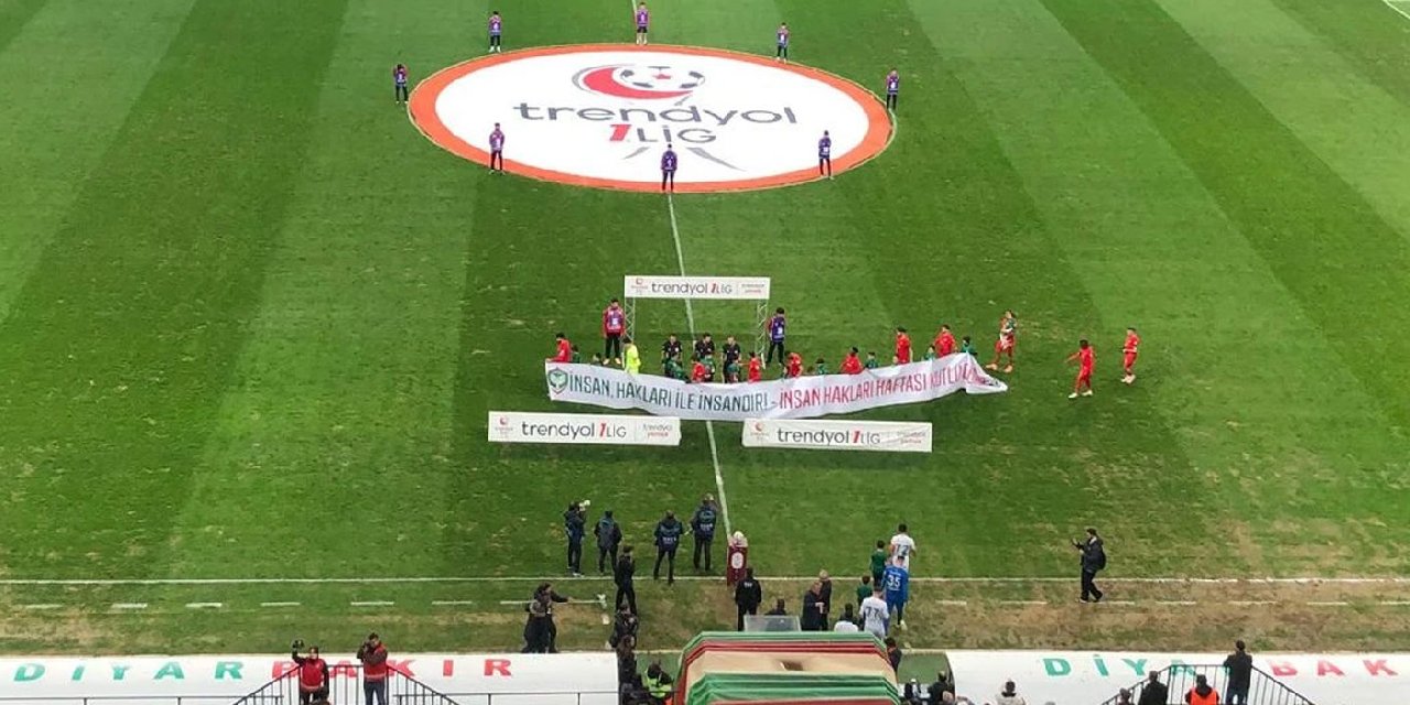 Amedspor'un onaylı pankartını Şanlıurfaspor oyuncuları tutmadı