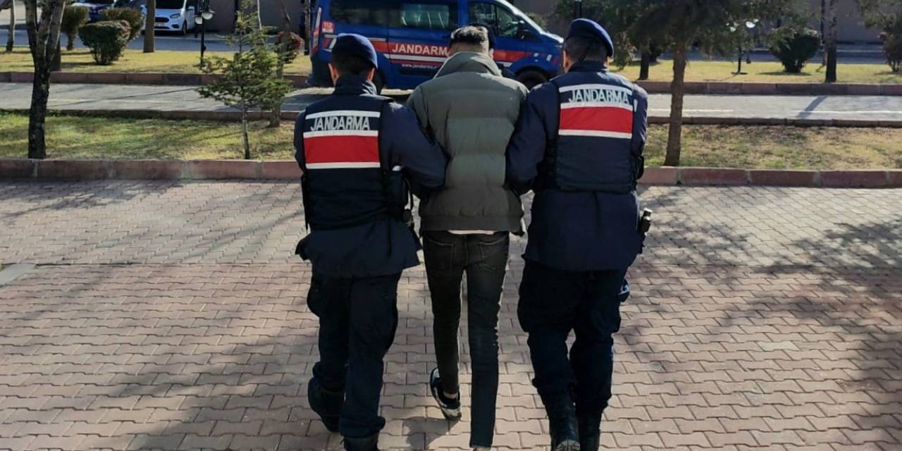 10 ayrı suçtan aranıyordu. Sahte kimlik basarken yakalandı