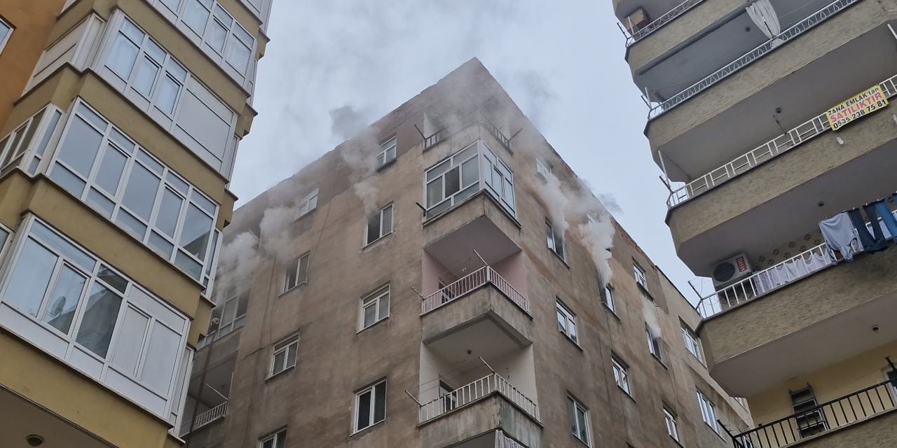 Banyoya odun sobası götürürken devrilince yangın çıktı