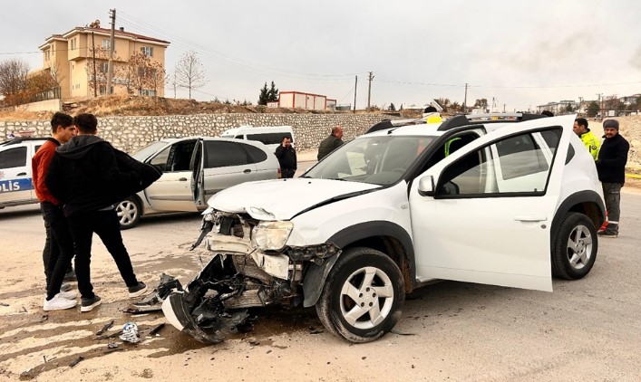 Refüjde kalan otomobili 10 kişi kaldırarak böyle kurtardı