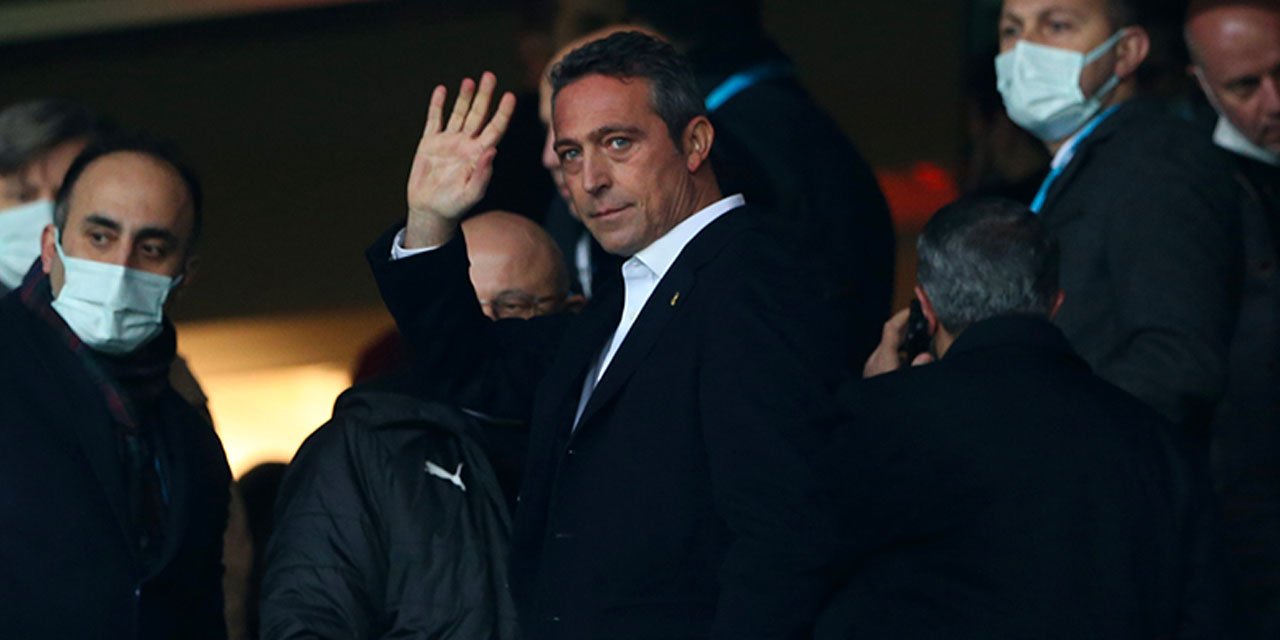 Ali Koç'u istifaya çağırdılar. Aziz Yıldırım sesleri stadı inletti