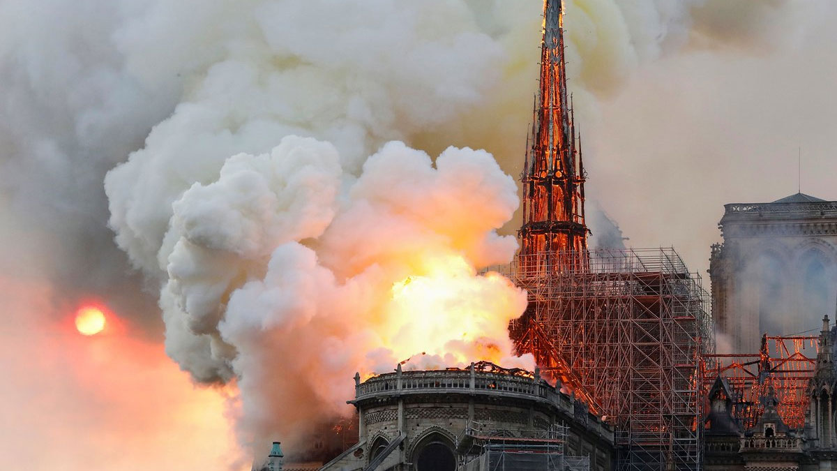 Notre Dame Katedrali'nin çevresindeki binalar tahliye ediliyor!