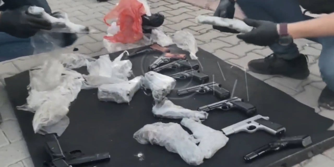 Otomobilin bagajında 20 tabanca çıktı