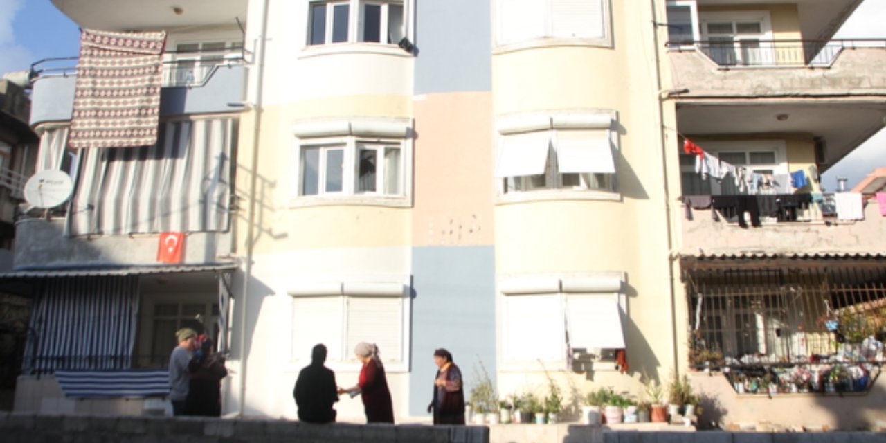 Evine 10 yıl boyunca çöp taşıdı. Taşı taşı bitmedi