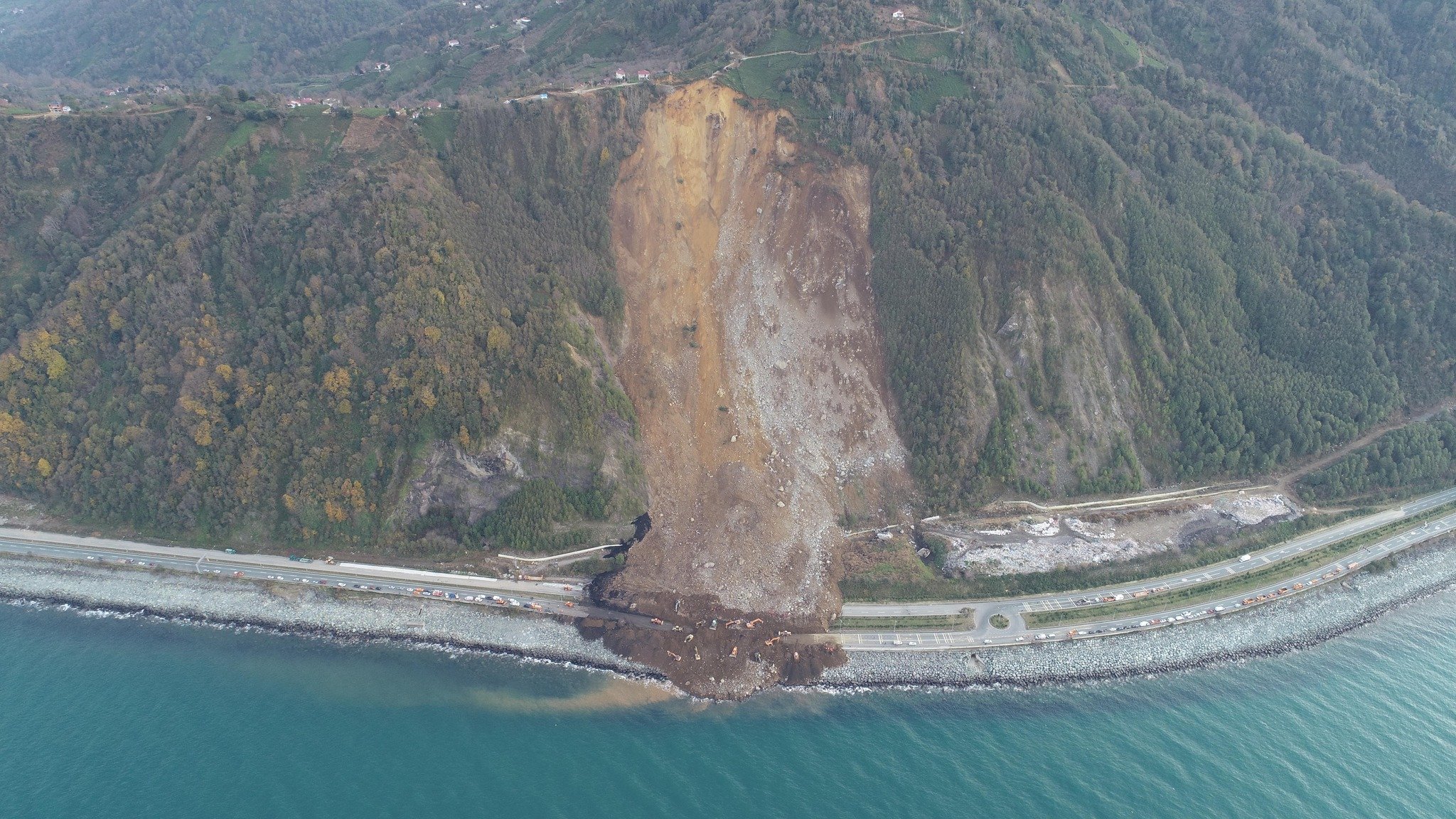 Karadeniz Sahil Yolu'nda 100 bin ton toprak kaymış. Uzmanlar uyardı