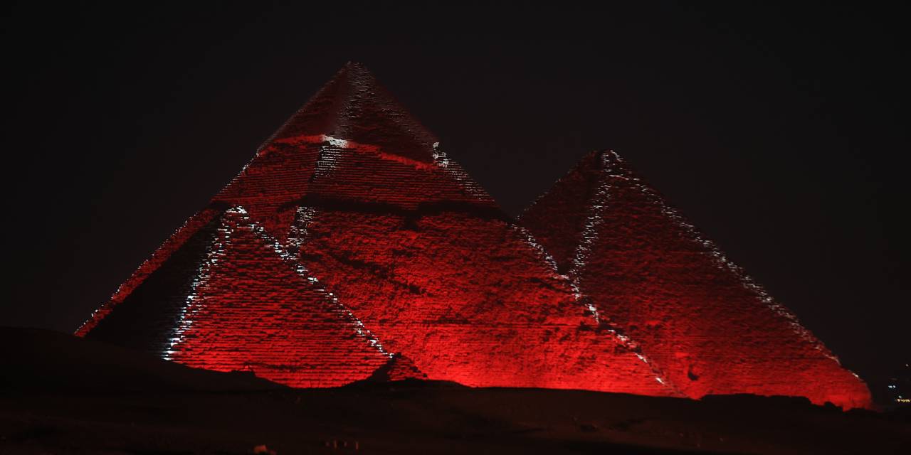 Mısır piramitlerinin gece görüntüsü büyüledi