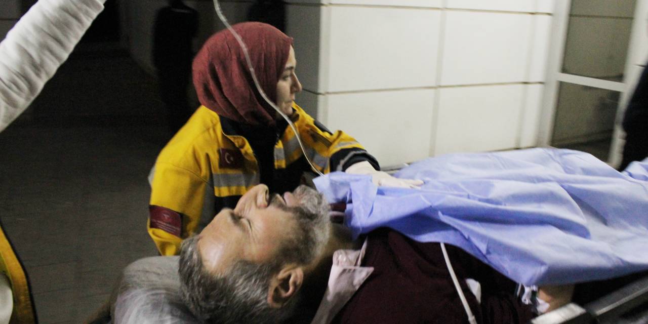 Torunu ile kavga edenleri ayırırken pompalı tüfekle ağır yaralandı