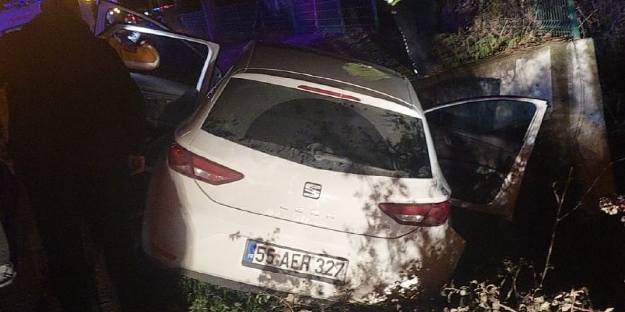 Otomobil, istinat duvarına çarptı; 1 ölü, 2 yaralı