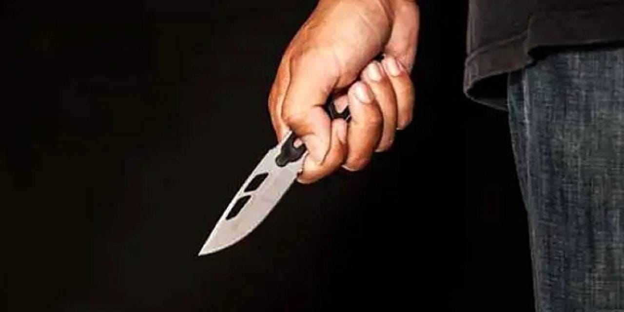 Kendilerine şiddet uygulayan annesinin sevgilisini öldürdü