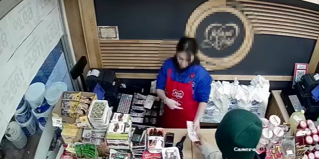 Market çalışanının dikkatini dağıttı. Parayı böyle çaldı