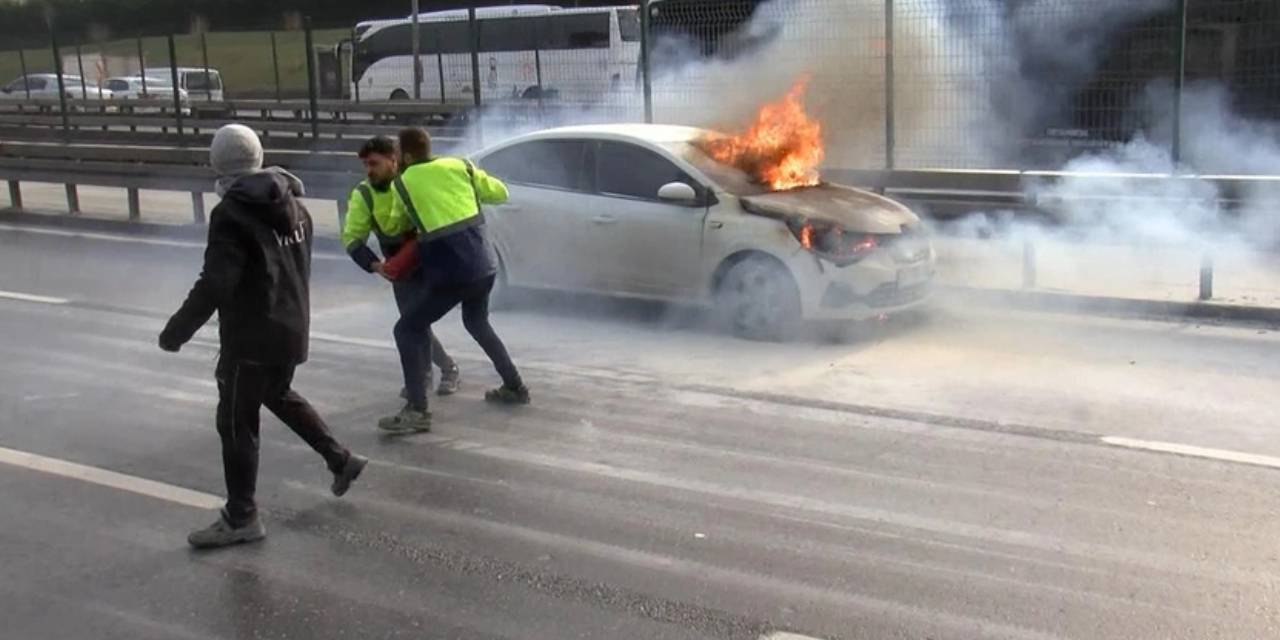 D-100'de otomobil alev topuna döndü. Yol trafiğe kapandı