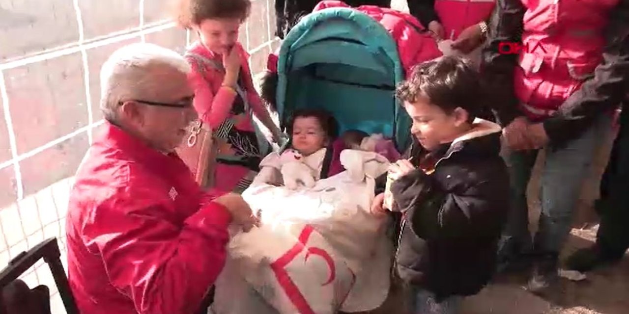 Kızılay evine dönene hediye verdi. Geleni kapıda karşıladı