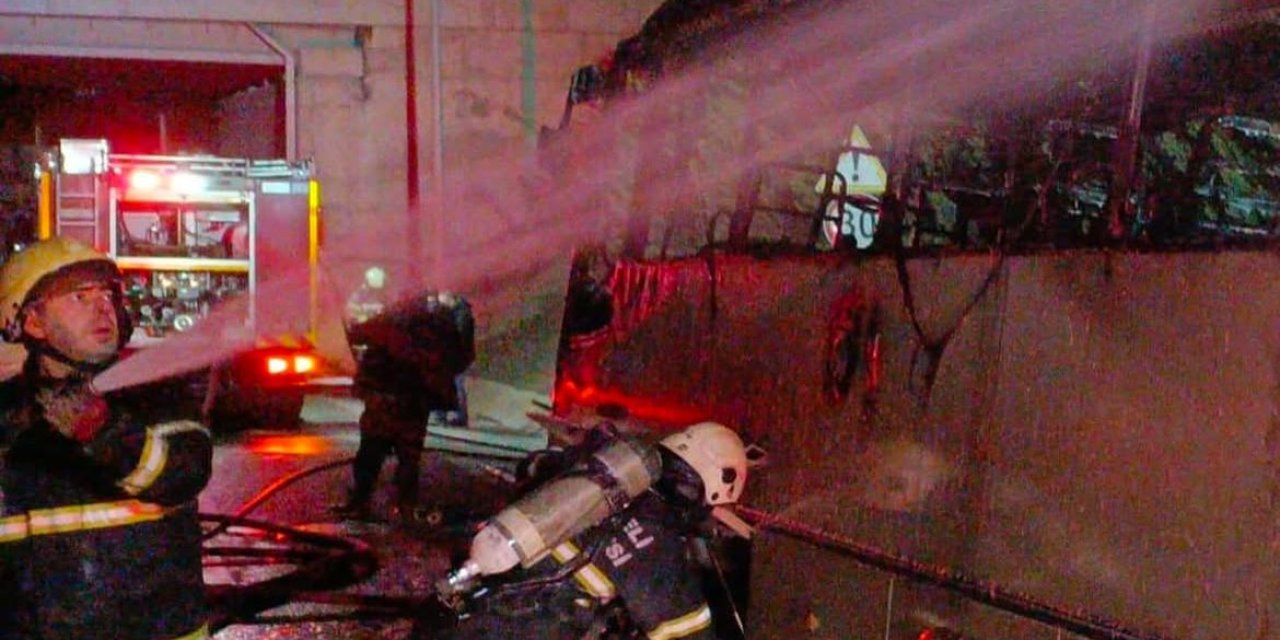 Fabrika işçilerini taşıyan servis alevler içinde kül oldu