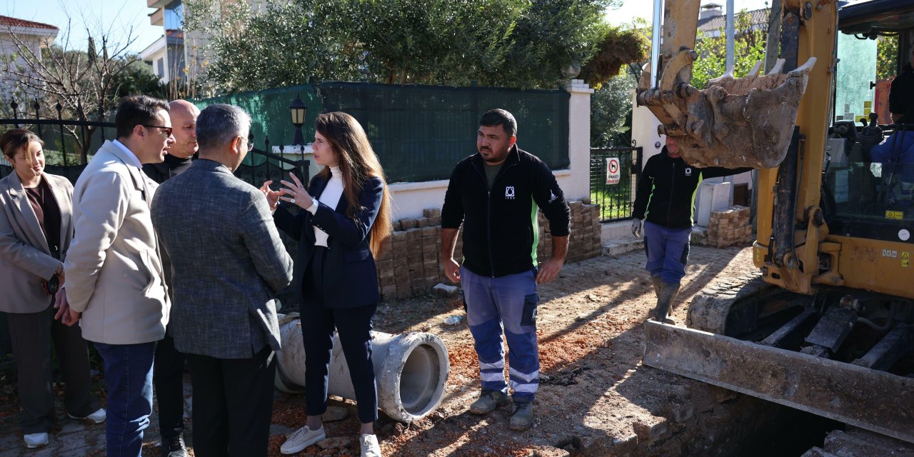 Çeşme’de yağmur suyu hattı yapımı devam ediyor